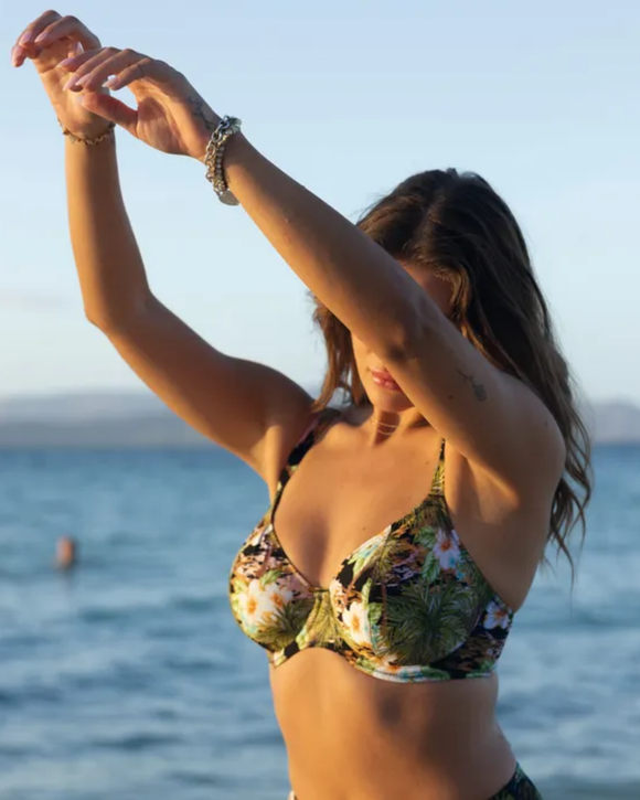 Freya Bahama Shores Underwire Plunge Bikini Top is made for curves. It has a floral print with tropical foliage on a black background and shoulder straps.